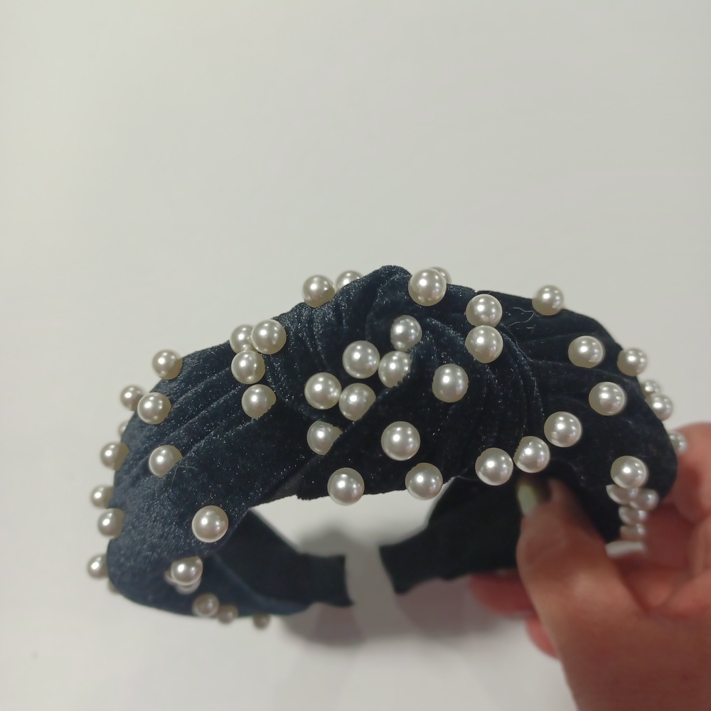 Chic Pearl-Studded Velvet Headbands - Black and Cream - Picture 4 of 8